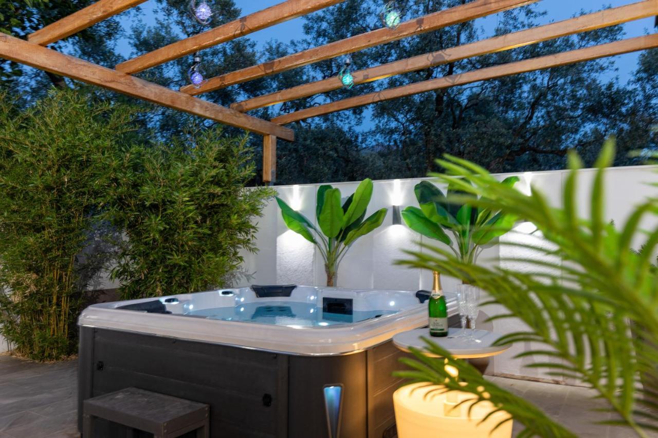 Jacuzzi Deluxe Villa Skala Sotiros Buitenkant foto