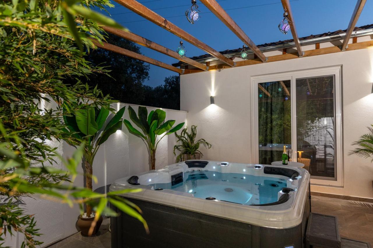 Jacuzzi Deluxe Villa Skala Sotiros Buitenkant foto